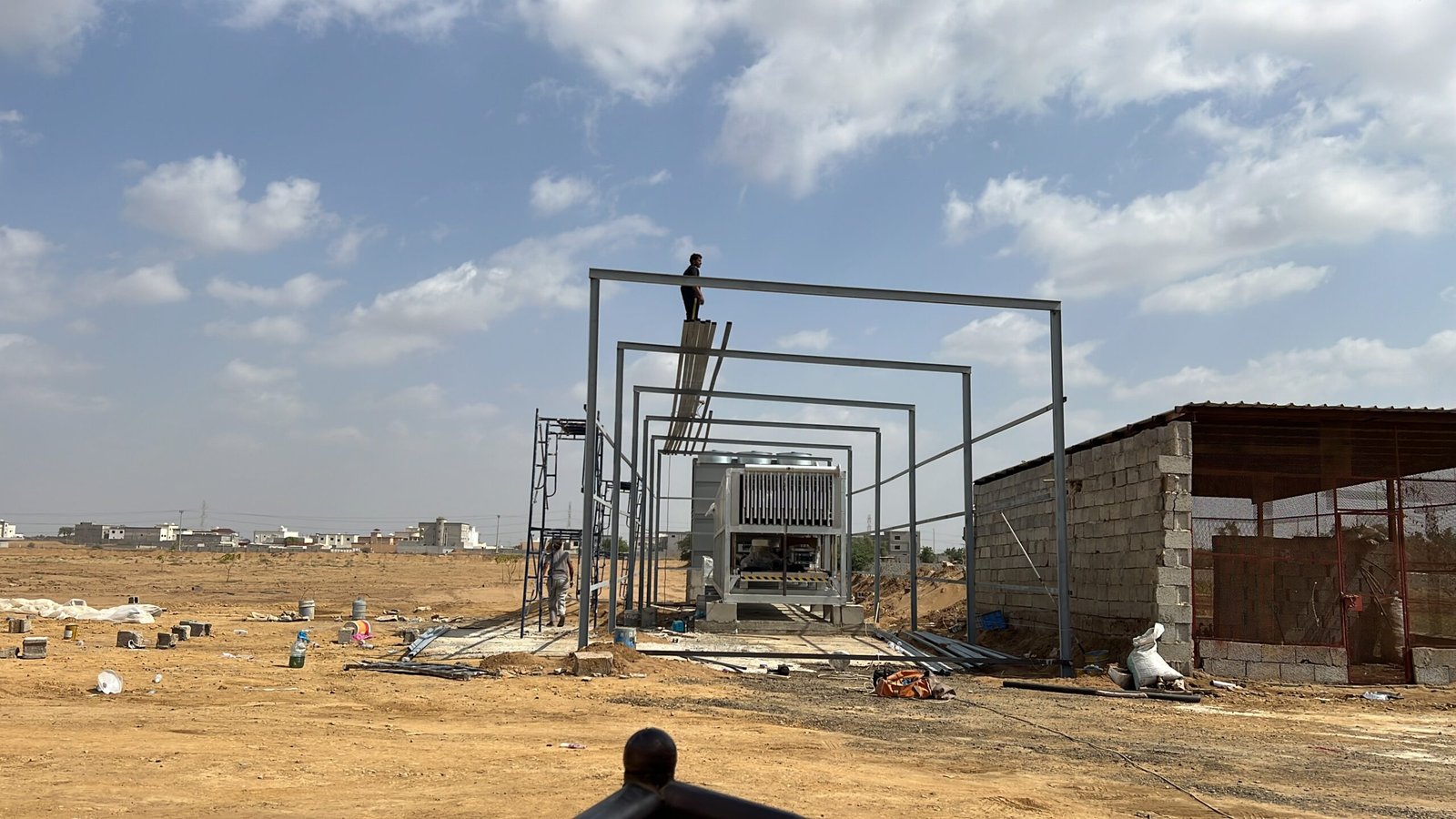 مقاول هناجر محترف يقوم بتركيب مستودع حديدي كبير 0550708613)